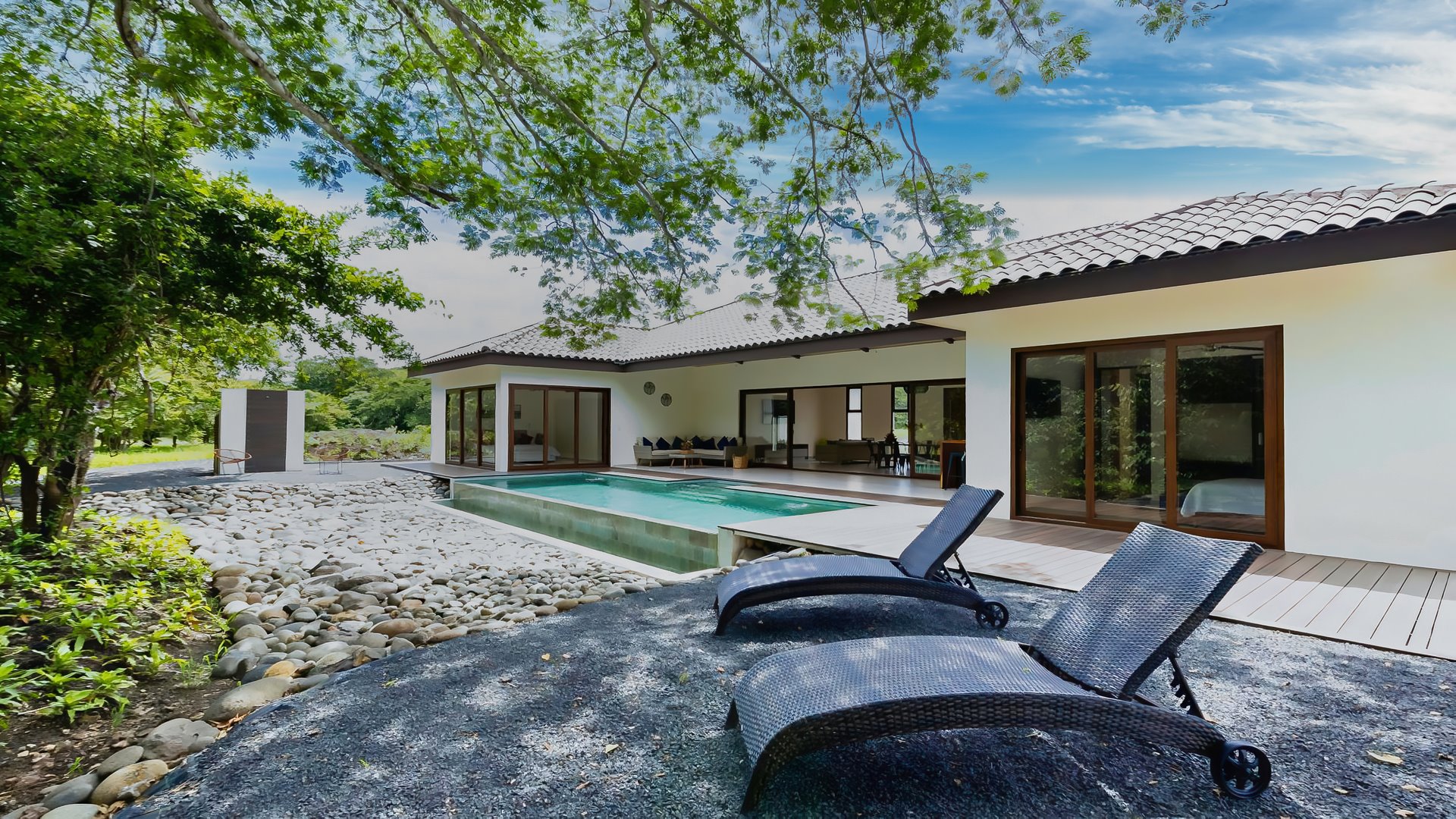 10248-La piscine et la terrasse ombragée de la maison à Hacienda Pinilla au Costa Rica