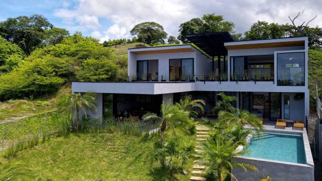 Accueillante maison de 4 chambres en vente à Tamarindo avec vue mer.