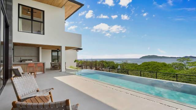 A Langosta, spacieuse villa de luxe en vente avec vue panoramique sur la mer...