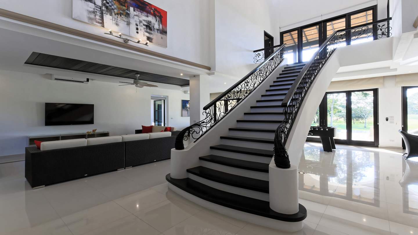 3015-The somptuous staircase in the heart of the living 