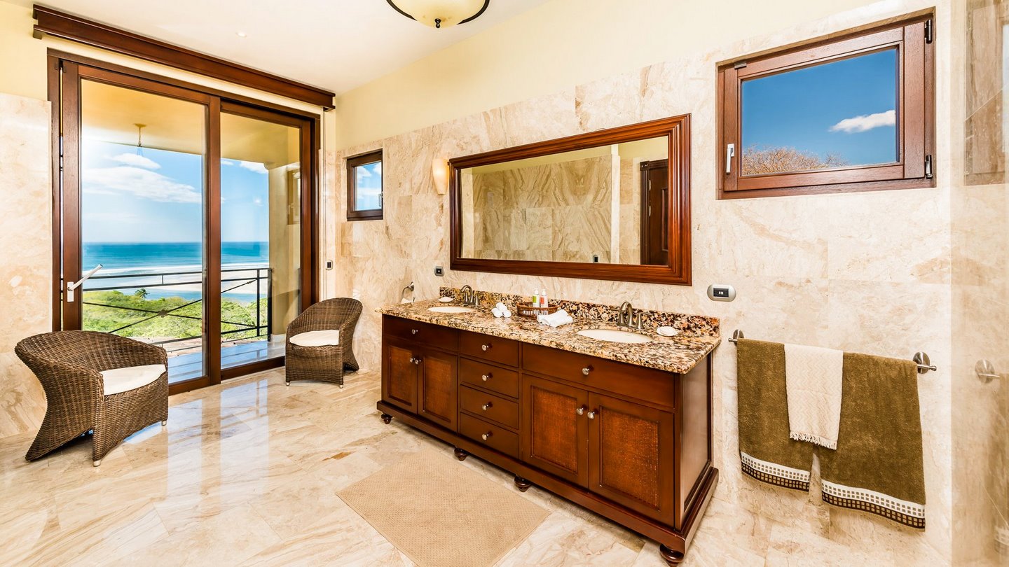 7454-The master bathroom