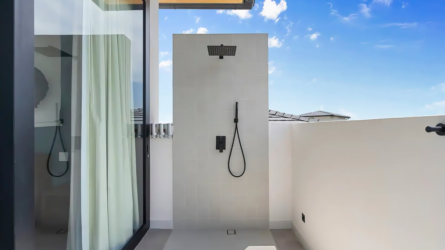 10381-The outdoor shower of the first bathroom