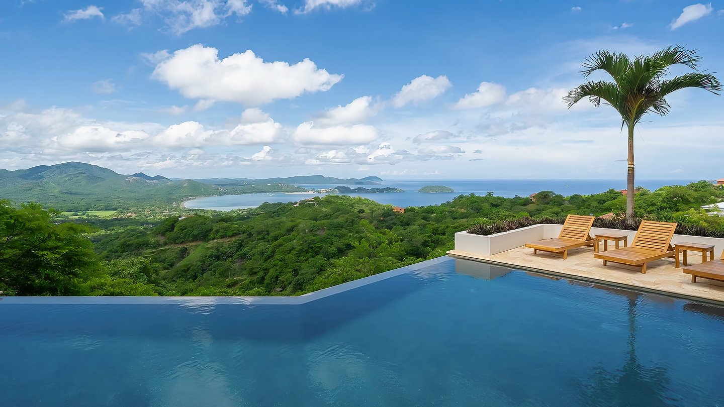10873-The infinity-edge pool with superb Pacific views