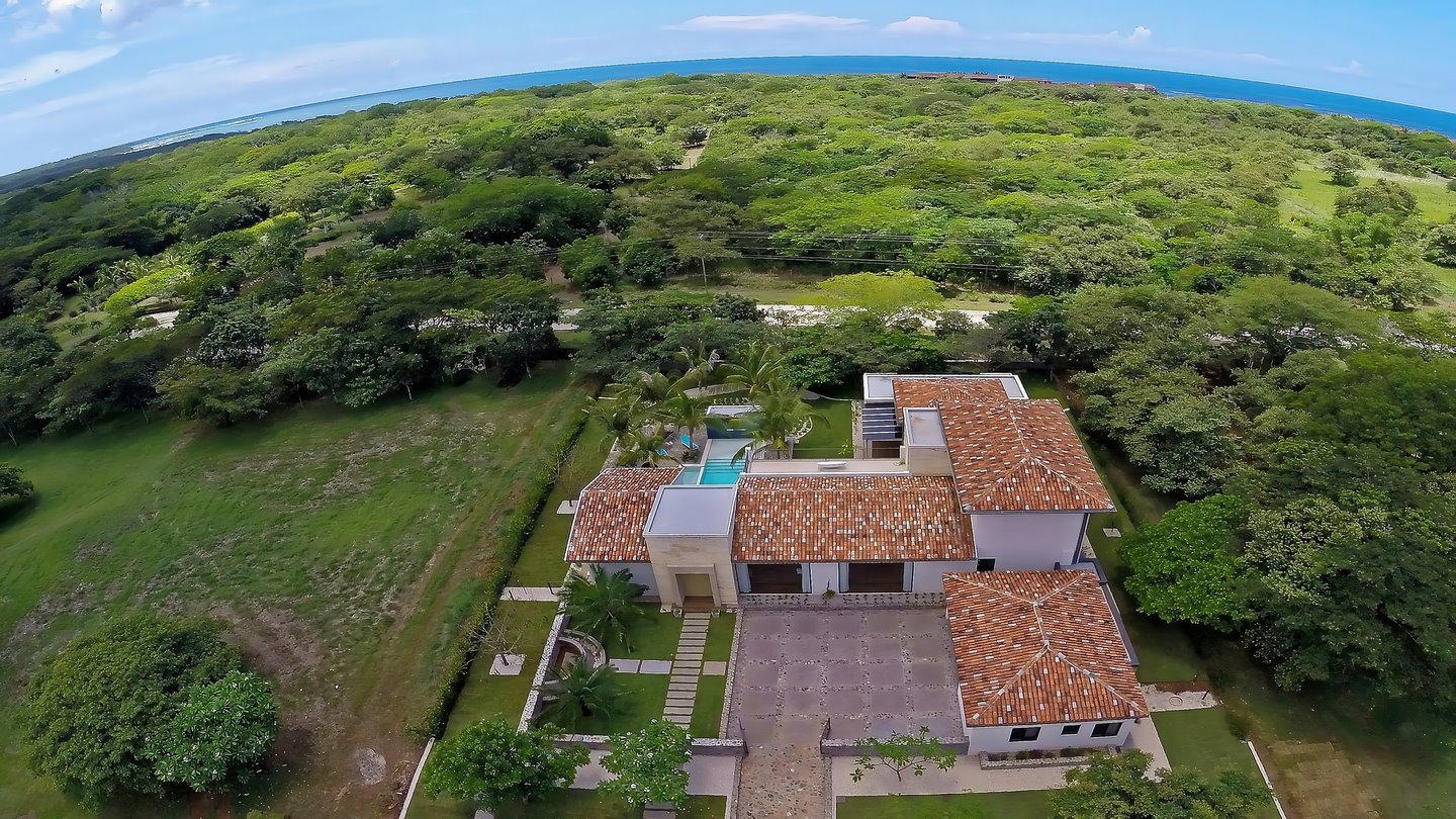 4852-Aerial view with the Pacific Ocean