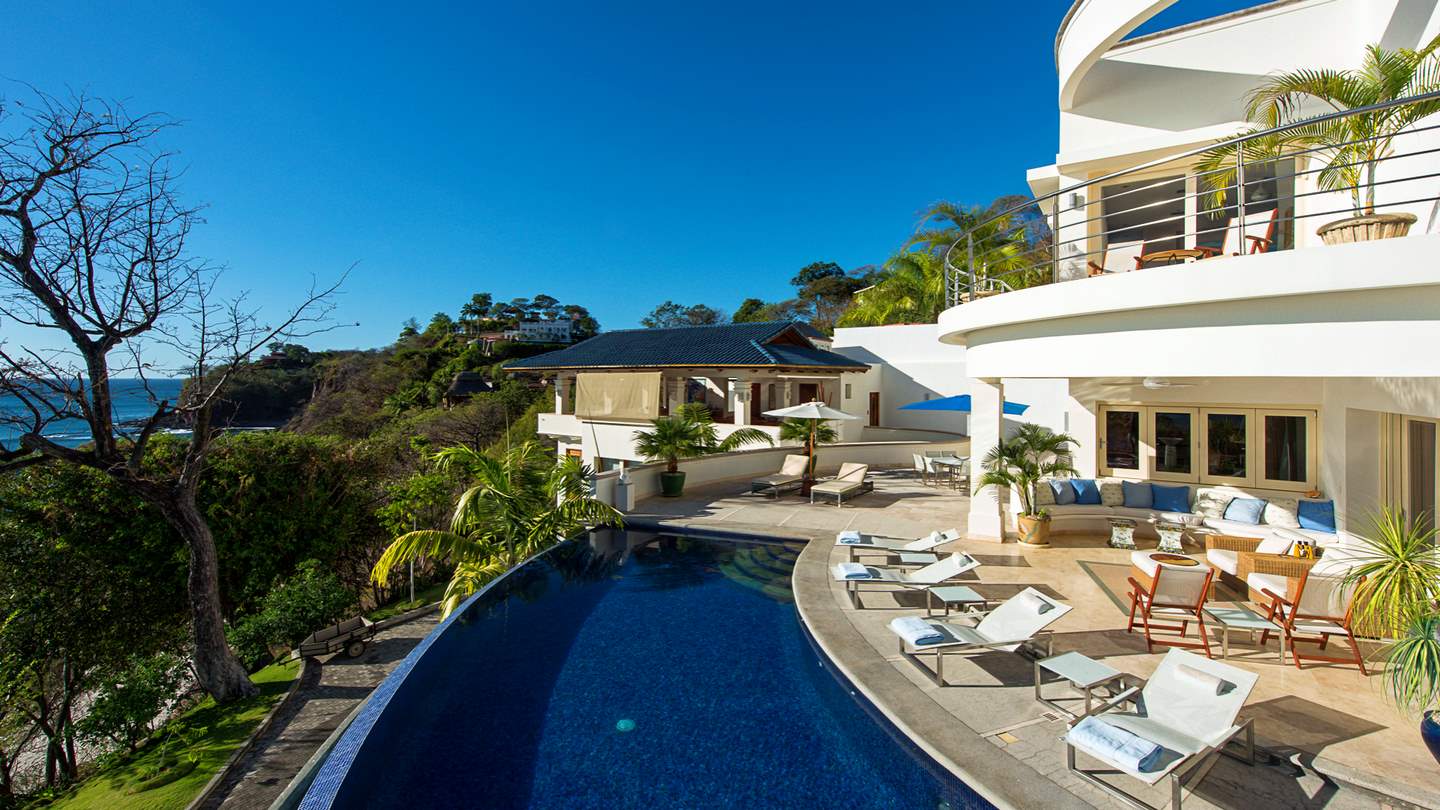 11222-The impressive infinity-edge pool of the home