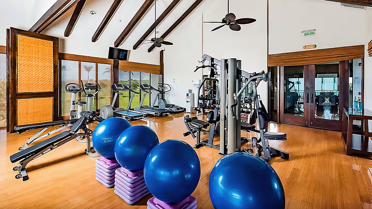 11353-The fitness room of the beach club