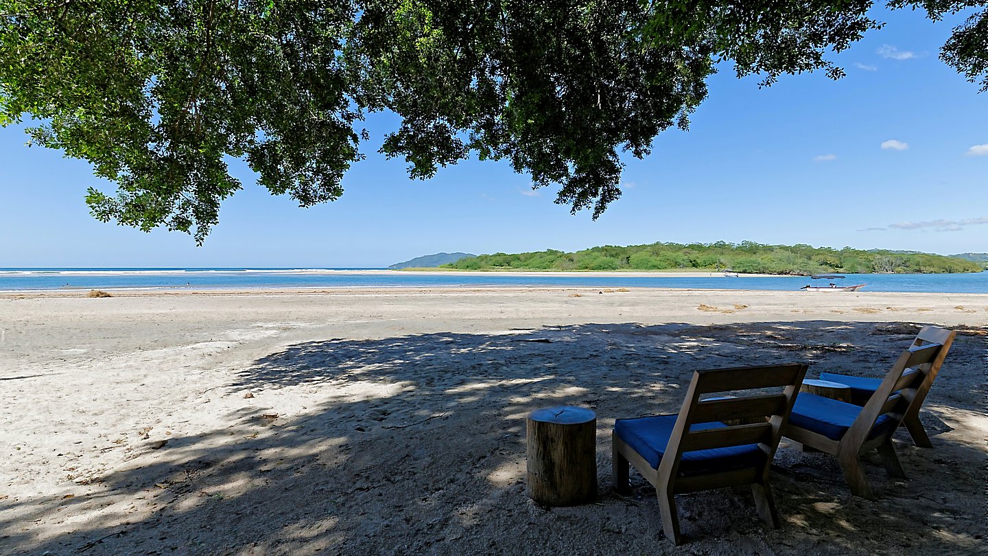 11661-The fine sand beach in front of the entrance of the gated community