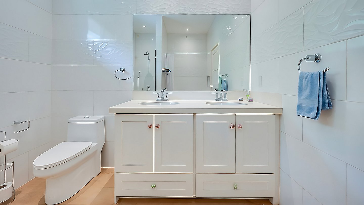 12213-One of the bathrooms