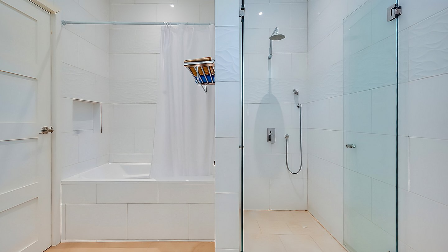 12214-Other view of the bathroom