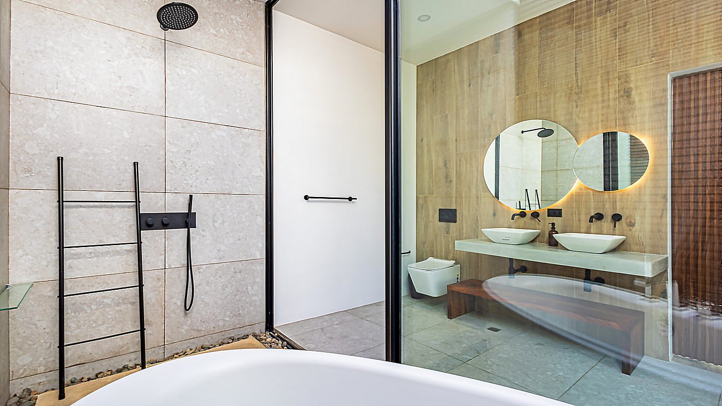 12300-One of the secondary bathrooms
