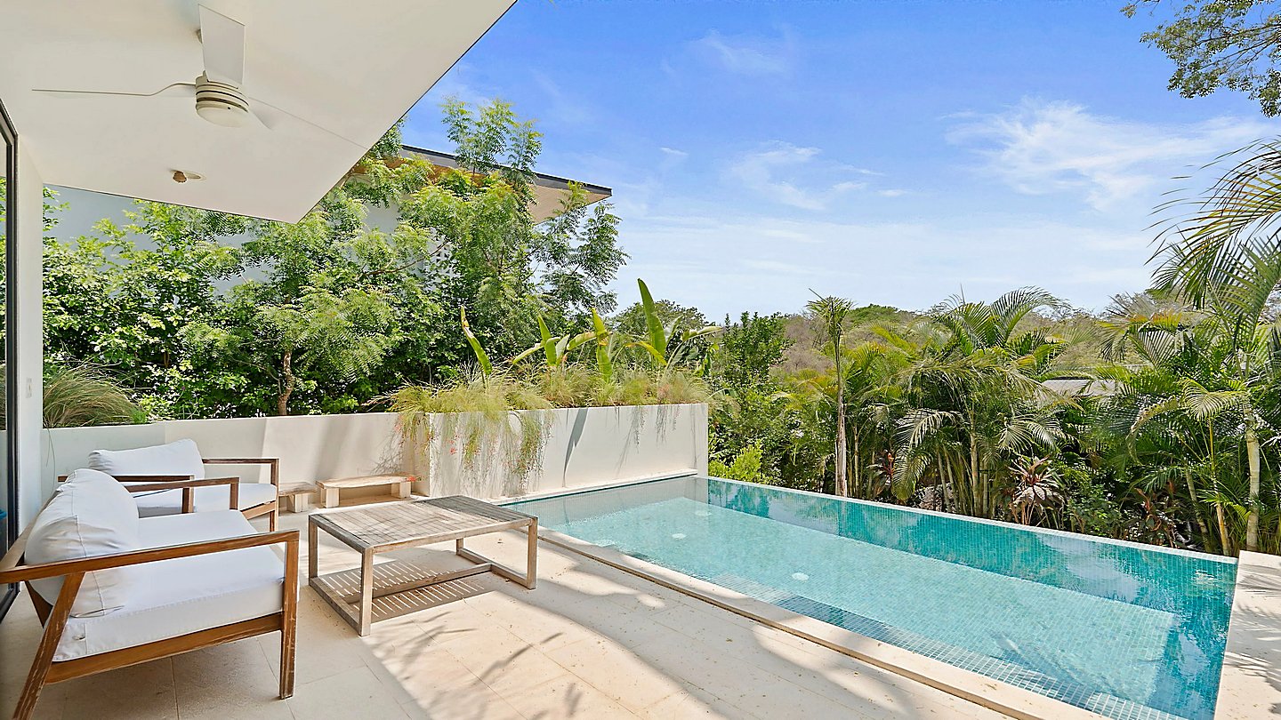 12306-The infinity-edge pool