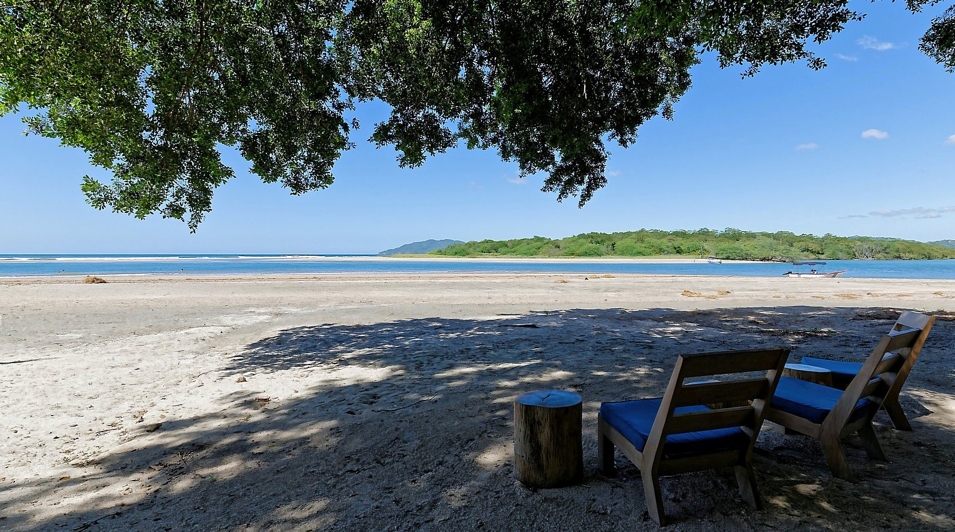 11661-The fine sand beach in front of the entrance of the gated community