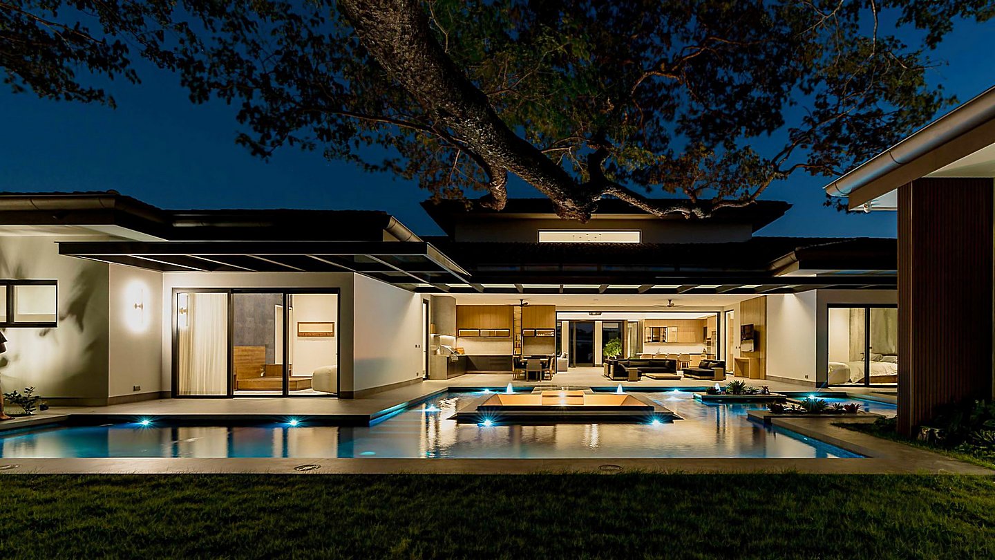 12346-The luxury home enlighted in the evening