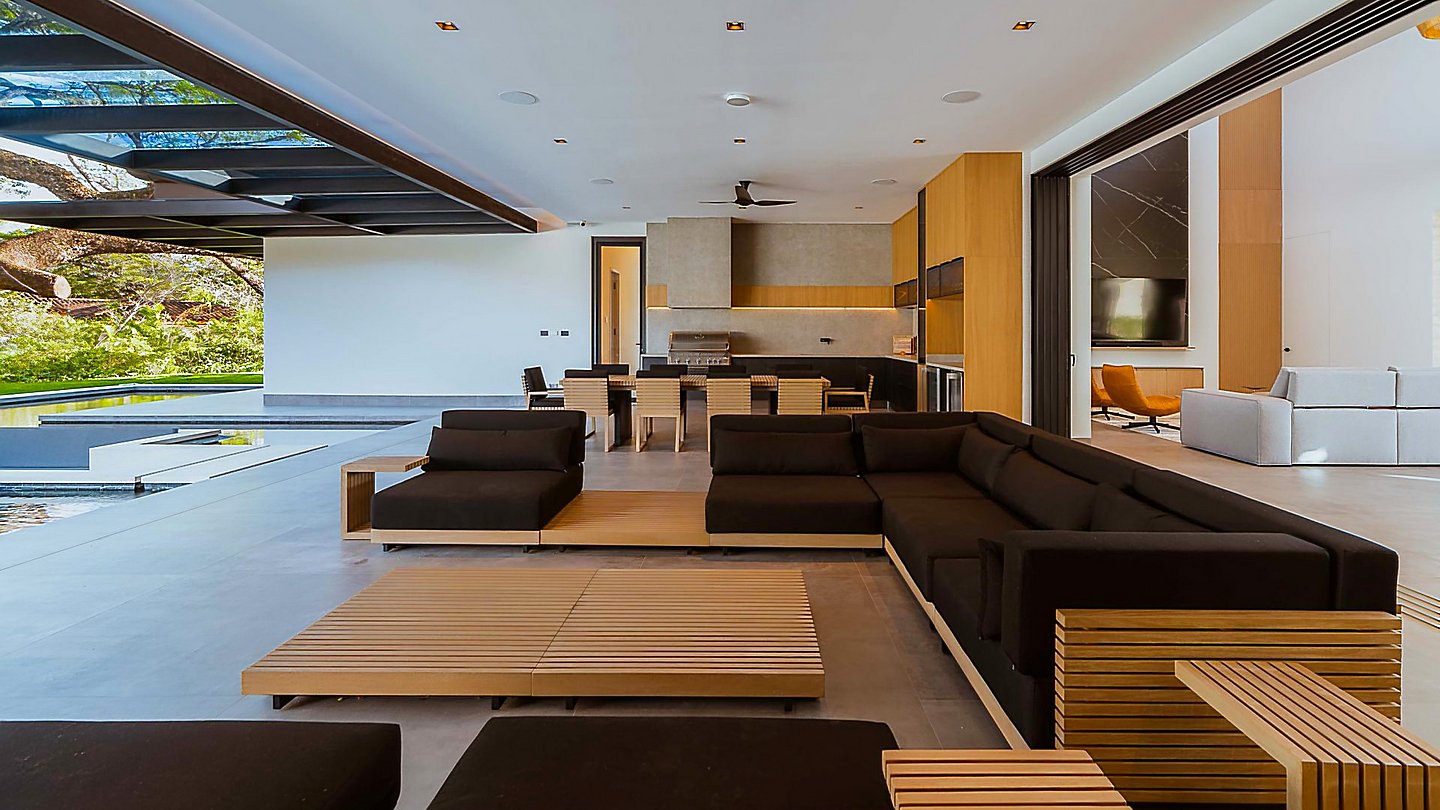 12350-The large outdoor living area