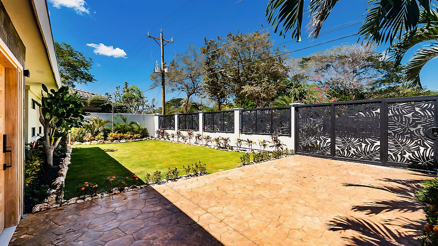 12362-Entrance with frontside garden