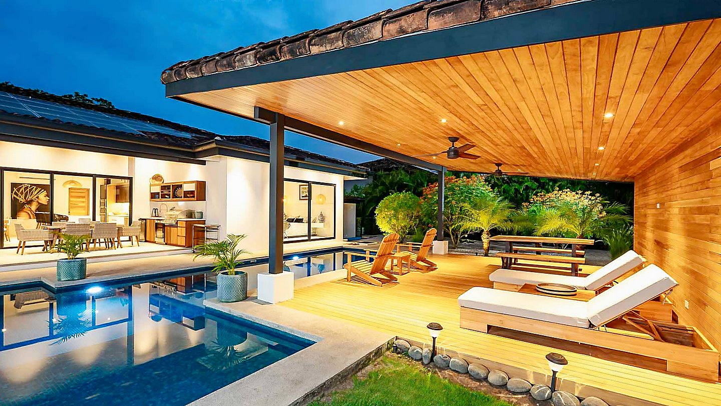 12381-Side view of the covered area and the pool