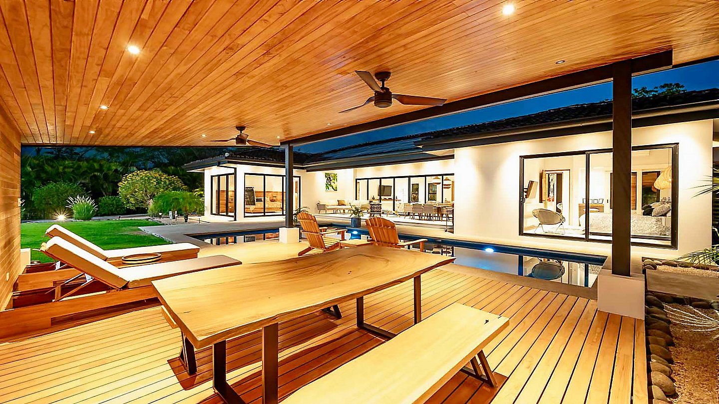 12382-The nice outdoor living area