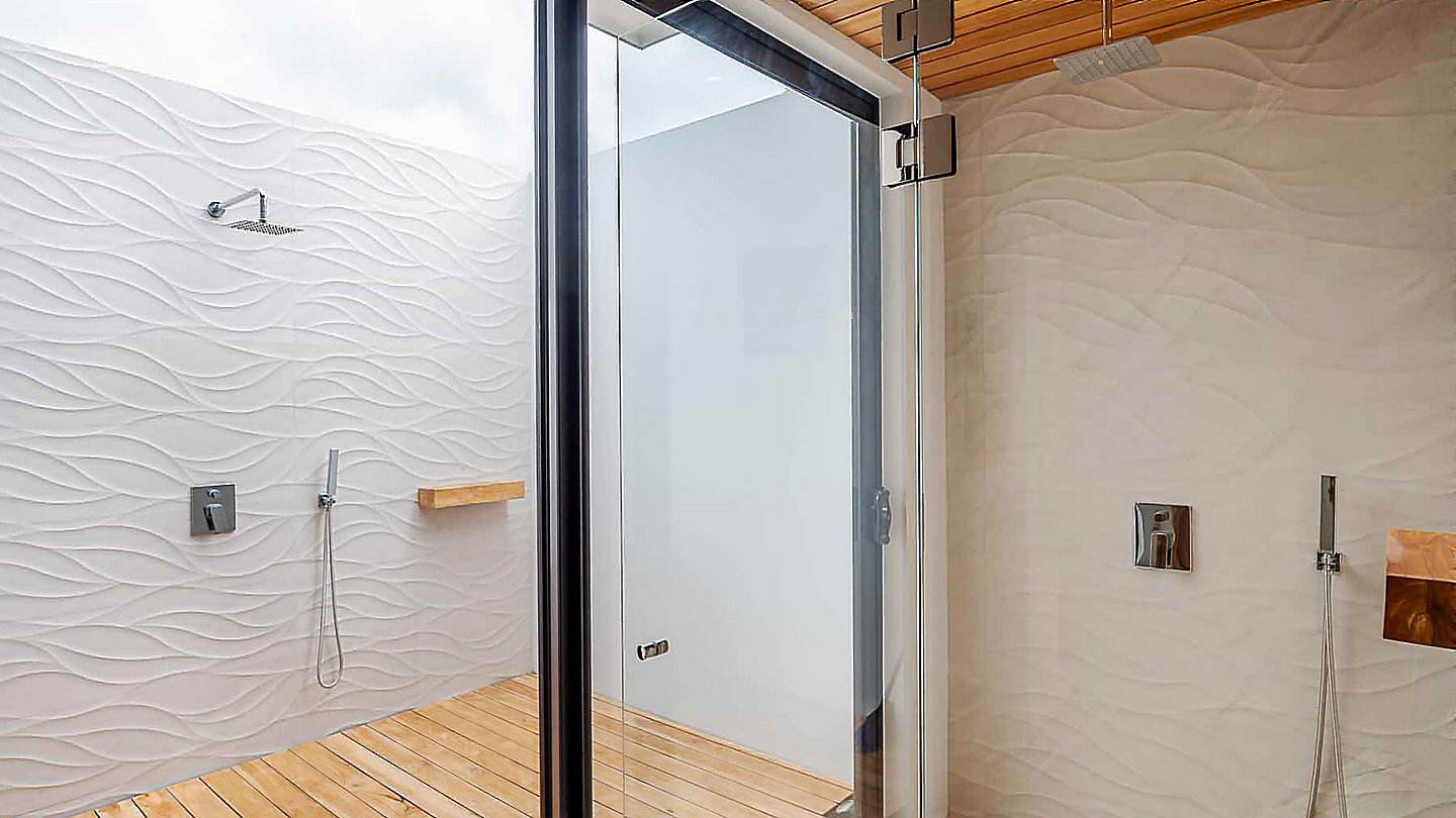 12392-Outdoor shower of the first bedroom