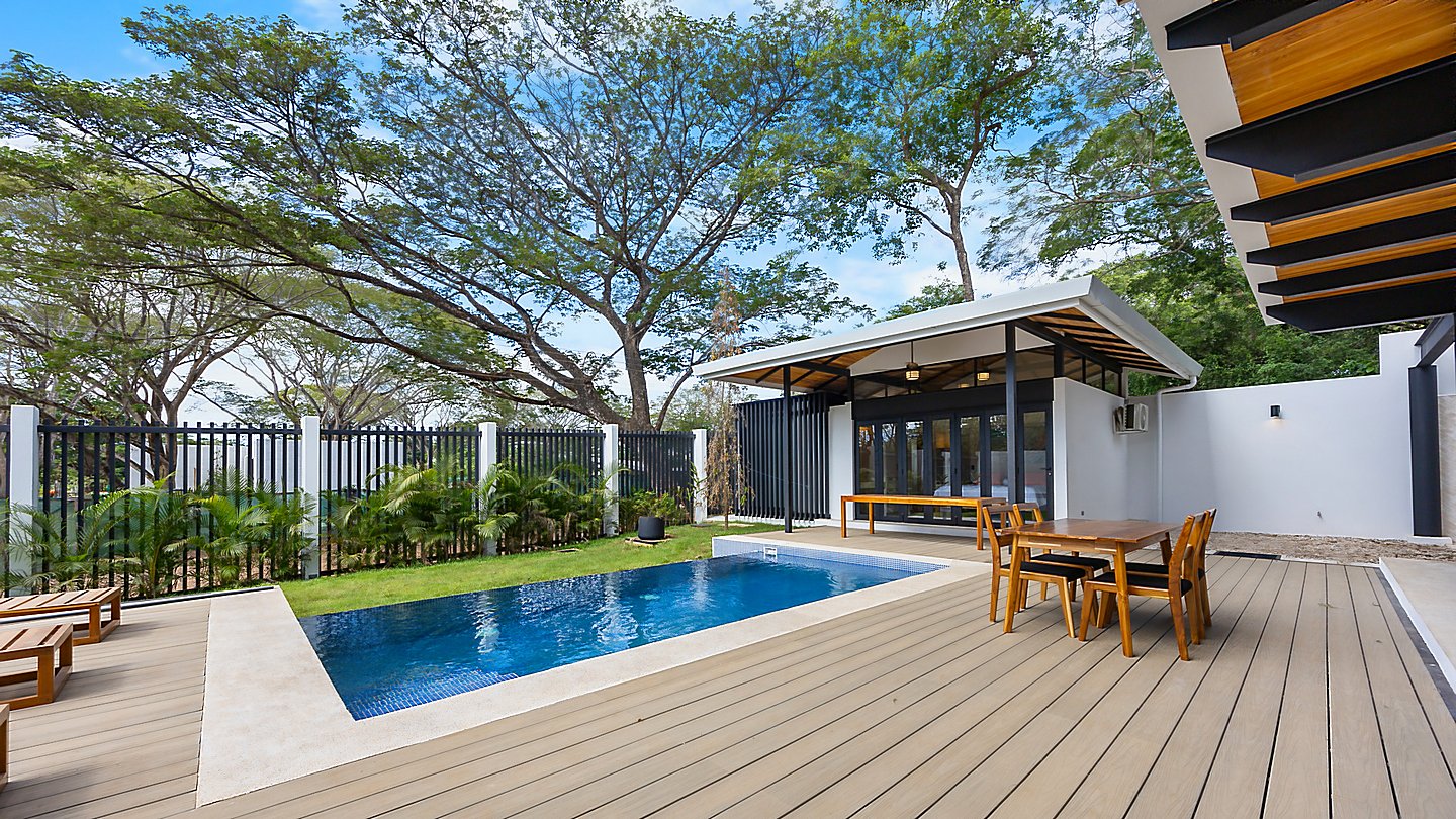 10829-Another viewing angle on the swimming pool