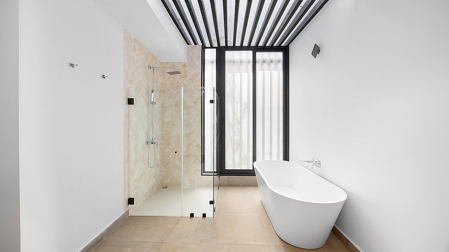 12425-Other view of the bathroom