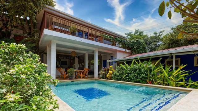 Welcoming hostel for sale in the beach town of Tamarindo.