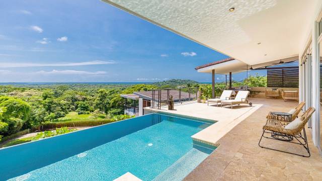 Home for sale in Guanacaste, complemented with views of the coastline...