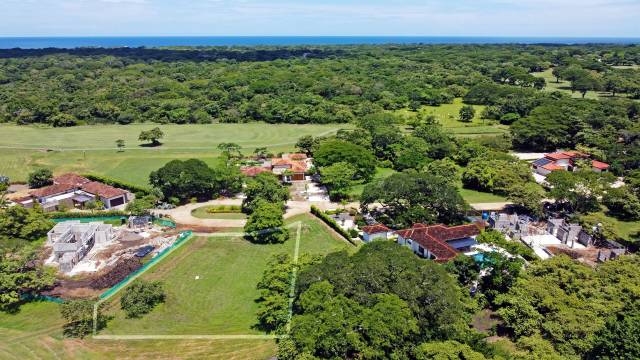 Nice lot for sale in the gated community of Hacienda Pinilla, pleasantly located in a cul-de-sac...