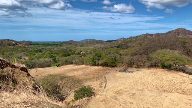 Fifteen minutes from Tamarindo, big land with ocean views for sale in natural surroundings...