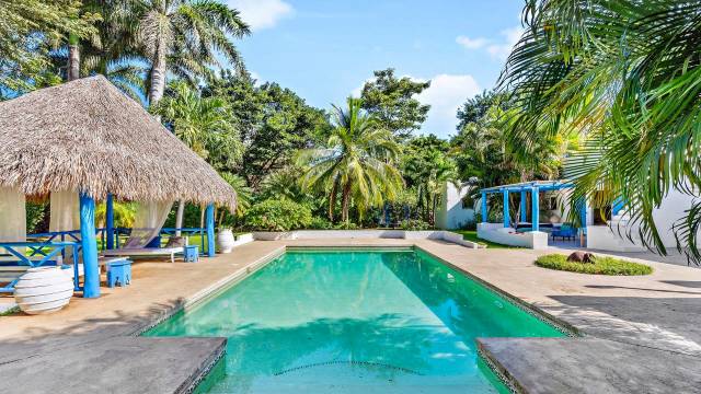 Ten minutes from Tamarindo, charming home for sale with a swimming pool.