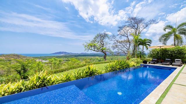 Big property for sale in Costa Rica, complemented with very pretty views of the coastline...