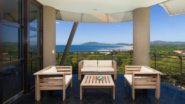 Penthouse for sale in Tamarindo, complemented with beautiful ocean views!
