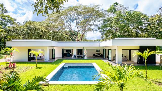 Near Brasilito's beach, bright home for sale on an ultra-private lot...
