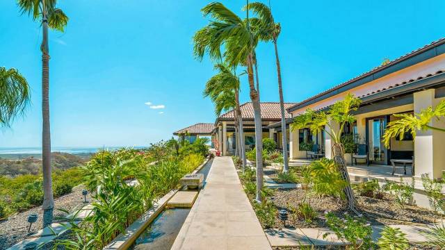 Home for sale in Tamarindo with wide ocean views...