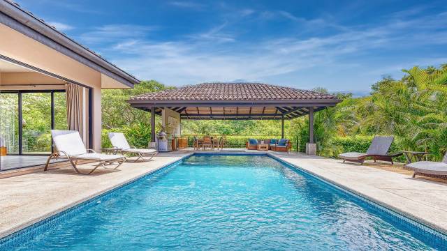 Five-bedroom home for sale with a swimming pool in the region of Guanacaste.