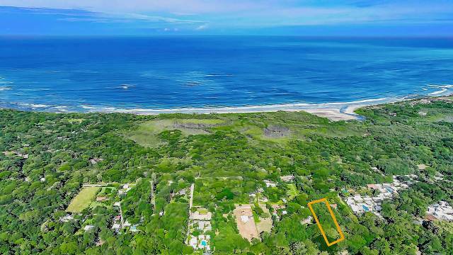 Lot for sale in Avelllanas in a green setting within a short distance of the beach...